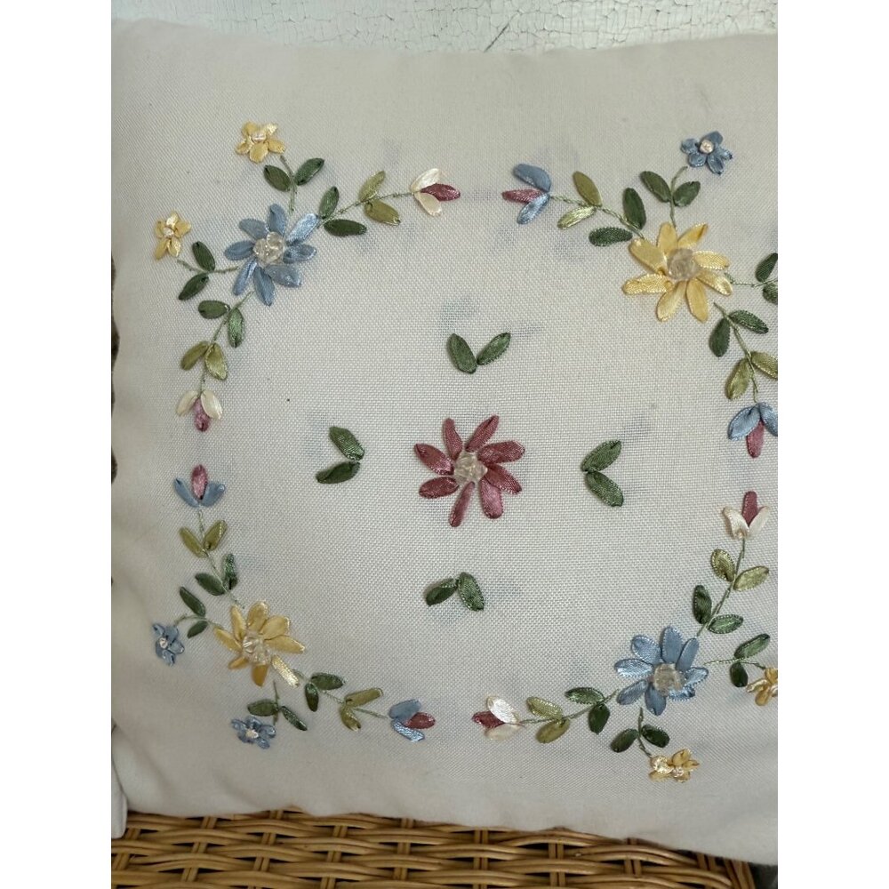 Vintage 80's Pair Linen Floral Ribbon Embroidery Accent Pillow 15x14" - Picture 5 of 11